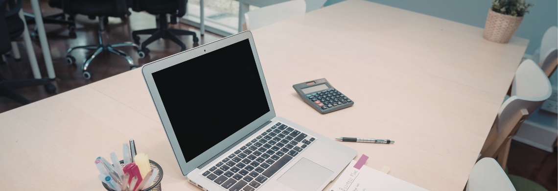 Arbeitsplatz mit Lapotp und Stiften